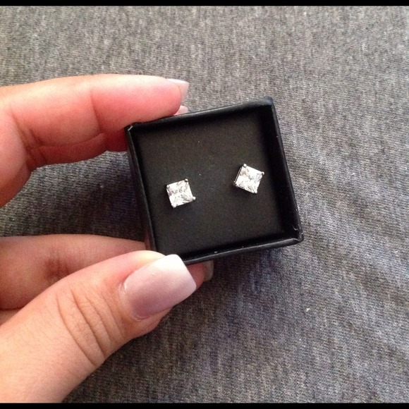 💎New White Gold Plated Princess Solitaire Studs💎