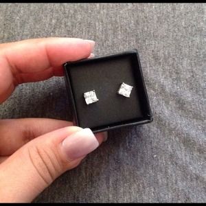 💎New White Gold Plated Princess Solitaire Studs💎