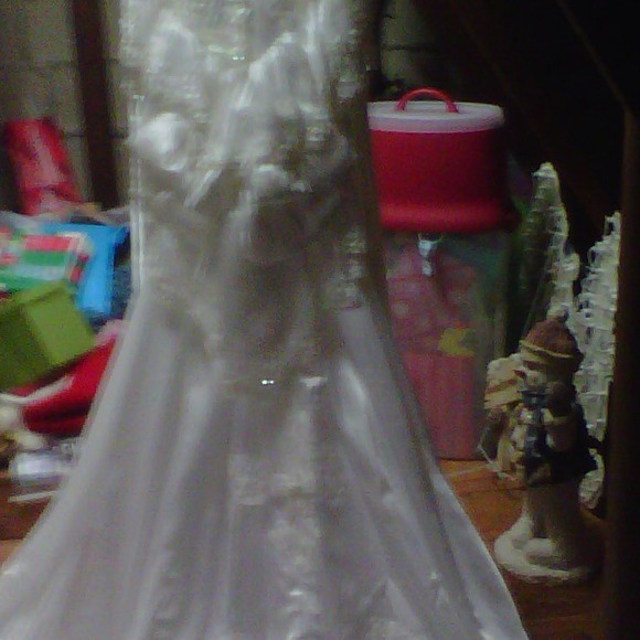 Wedding dress - Picture 2 of 3
