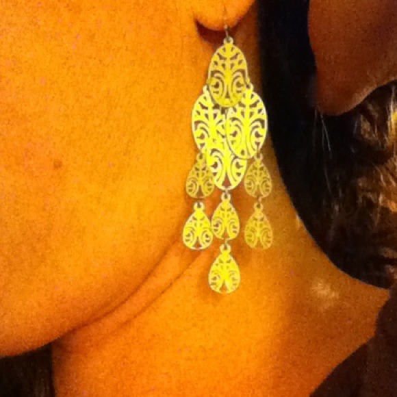 **REDUCED** Gold dangling earrings.