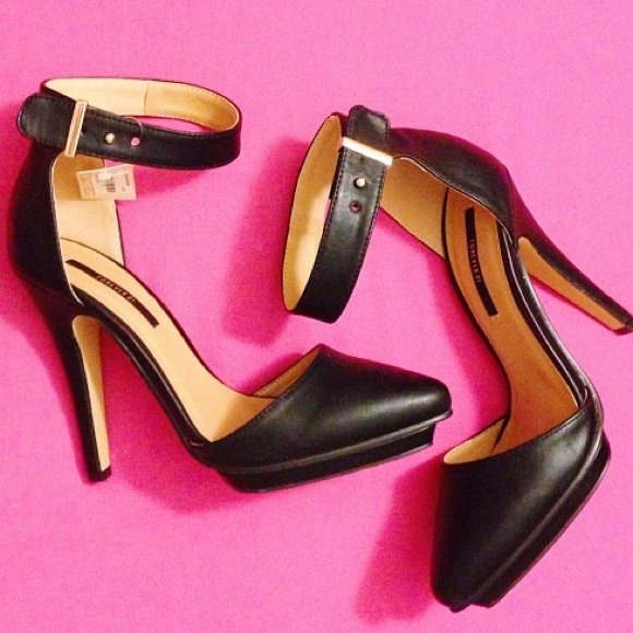 ON HOLD: F21 black heels