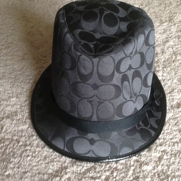 Coach 100% Authentic - Picture 2 of 4