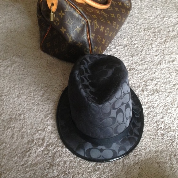 Coach 100% Authentic - Picture 4 of 4