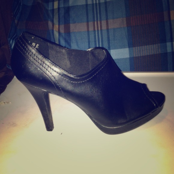 Black peep toe pumps