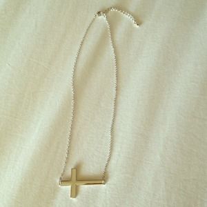 Side cross necklace
