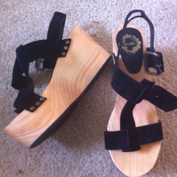 Ecote platform wood wedges