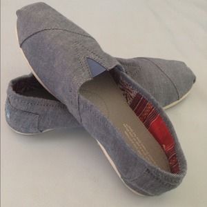 🐝TOMS CLASSIC Size 8.5🐝