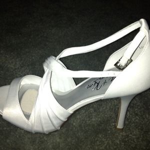 Size 9 Jen & Kim satin sandal