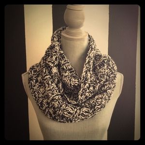 S🚫LD || Black&White Cowl Neck Scarf