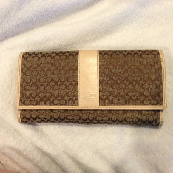 REDUCED 💯% Authentic Coach checkbook wallet - Picture 1 of 2
