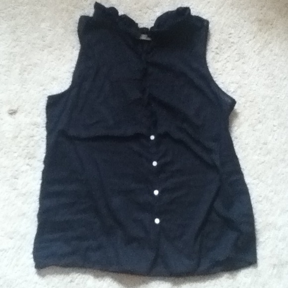 Sleeveless black button up top