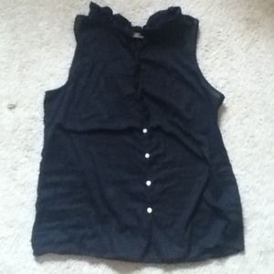Sleeveless black button up top