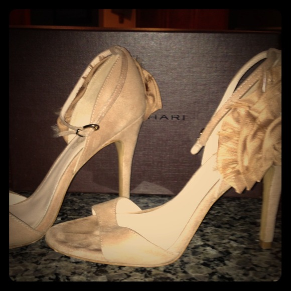 REDUCED: Gorgeous Elie Tahari dressy heels