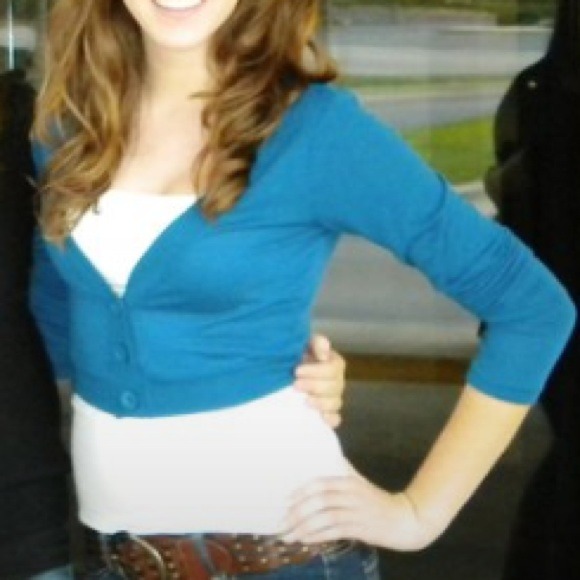 Blue long sleeved crop layering sweater