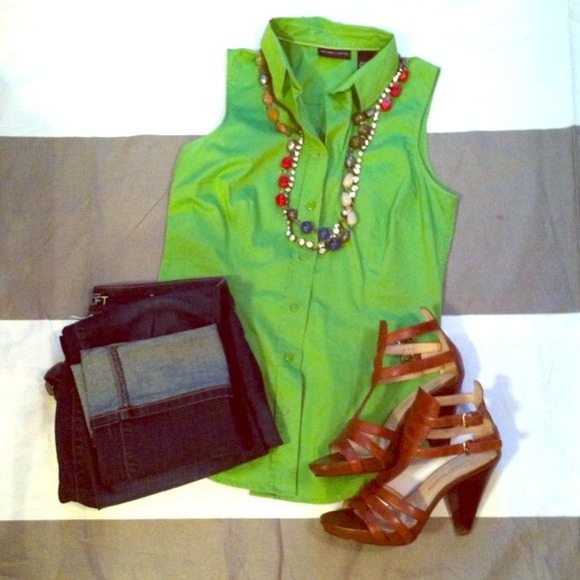 🚫🚫sold🚫🚫Kelly Green Sleeveless Button Up
