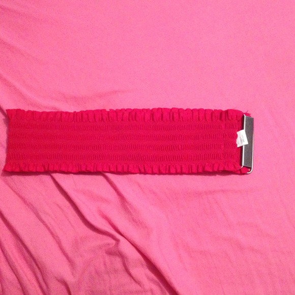 Pleated elastic waist belt