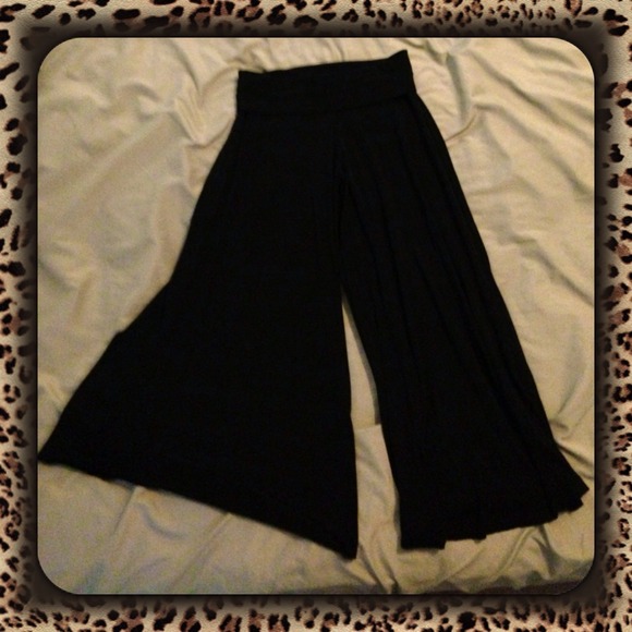 *SOLD*Black Stretch "Groucho-style" Capri pants!