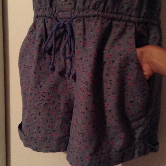 🎉HP🎊 Gray & Floral Print Drawstring Romper Sz M - Picture 2 of 4