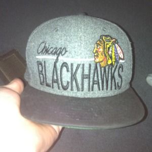 It's a snap back black hawks Chicago hat like new.