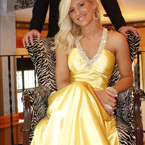 Deleting soon! MAKE ME AN OFFER! Yellow dress - Picture 1 of 4