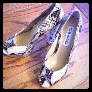 Steve Madden Snakeskin Peep toe heels