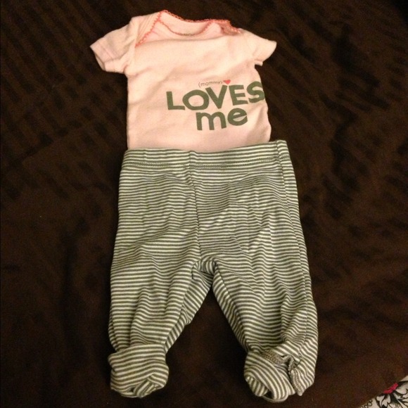 MOMMY LOVES ME ONESIE SET