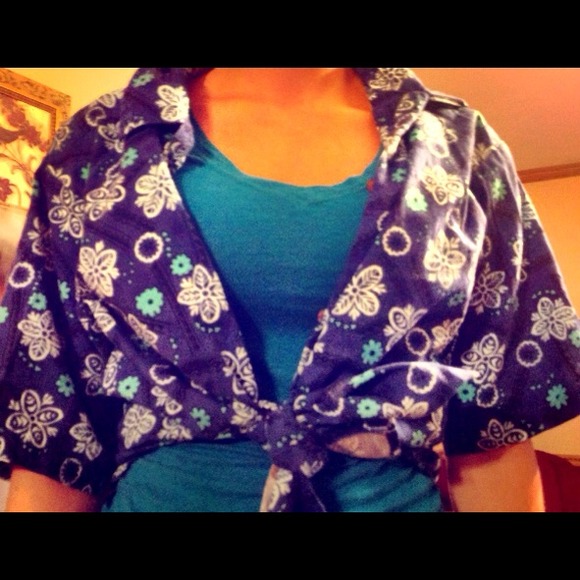 Super cute button up! Fits xs-m!!