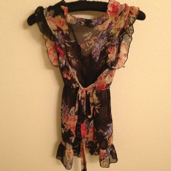 SOLD. In bundle Pretty blouse - Picture 2 of 2