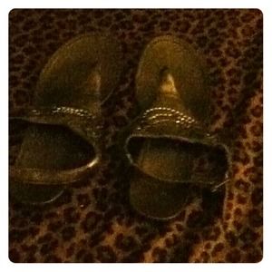 SimplyVera Vera Wang gun metal sandals with strap.