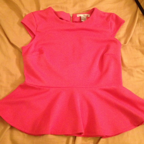 SOLD❌❌❌Pink peplum top with full zipper in back!