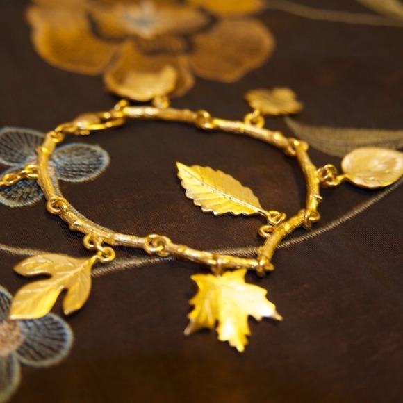 Jewelry - ‼️SOLD‼️NWOT Gold tone leaf bracelet