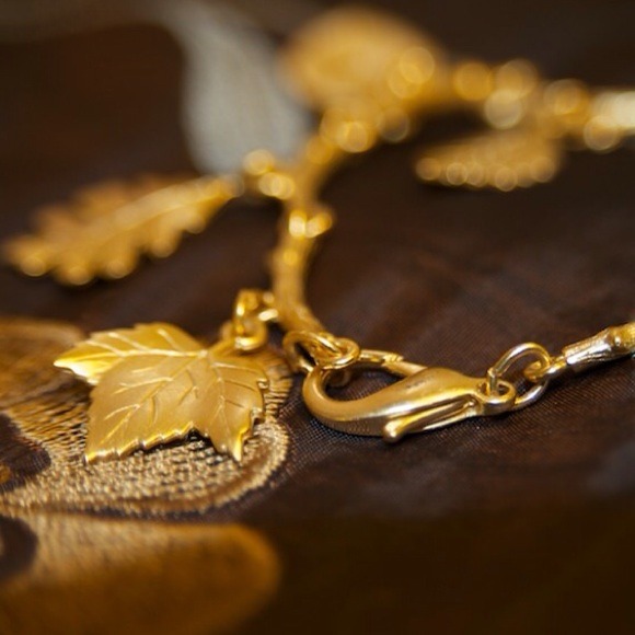 ‼️SOLD‼️NWOT Gold tone leaf bracelet - Picture 3 of 3