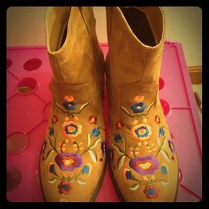 Flower cowgirl boots.