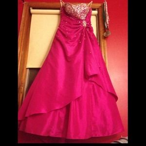 Pink drop down drip diamond prom dress.