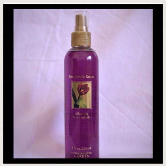 💕New VS Passionate Kisses Silkening Body Splash💕