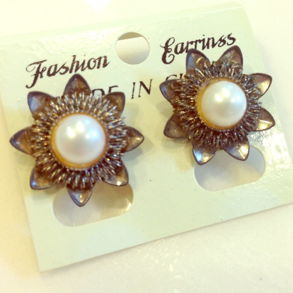 Pearl Flower Stud Earrings