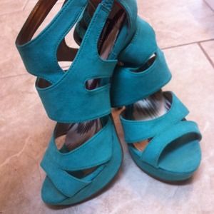 Sea-foam green heels, super cute!