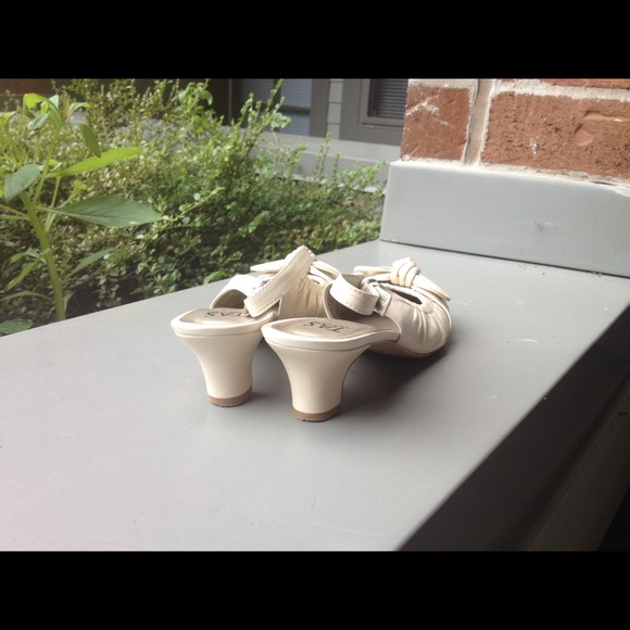 Cream leather flats - Picture 2 of 2