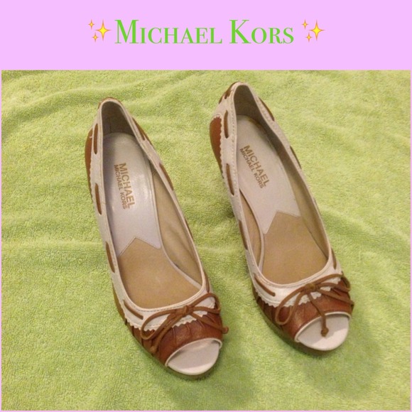 ✳SALE✳ MK Tan & White Leather PeepToe - size 8