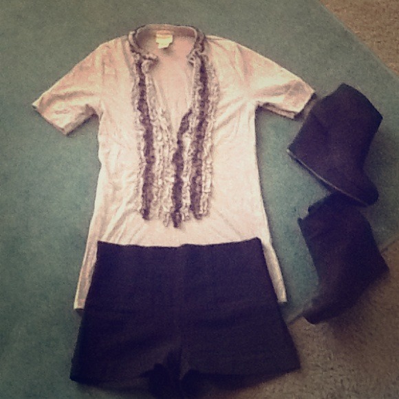 Grey v neck with ruffle detail - Picture 1 of 2