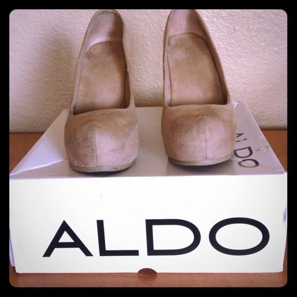 Tan suede wedges❤