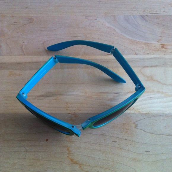 Foldable sunglasses! - Picture 2 of 4
