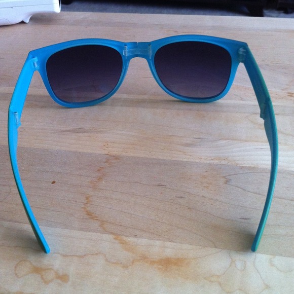 Foldable sunglasses! - Picture 3 of 4