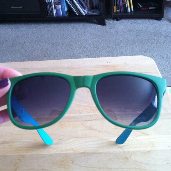 Foldable sunglasses! - Picture 4 of 4