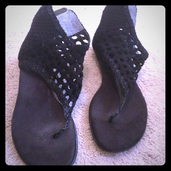 Aerosoles black thong sandals