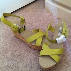 Simply vera wang platform wedges 4in