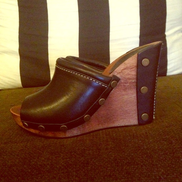 🎉 Black Friday sale Chloe clogs.🎉