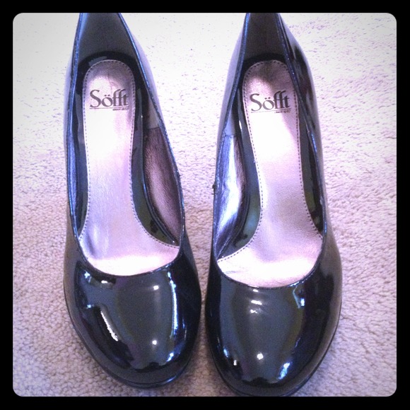 Shiny black patent leather pumps
