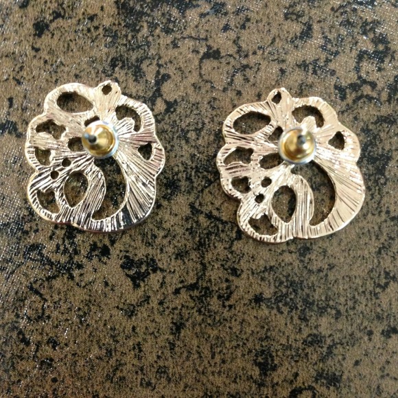 Initial C Earrings - Picture 4 of 4