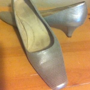 Mother of the bride matching shoes. Worn once.